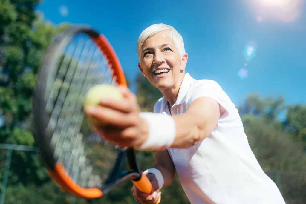 commencer le tennis après 60 ans 